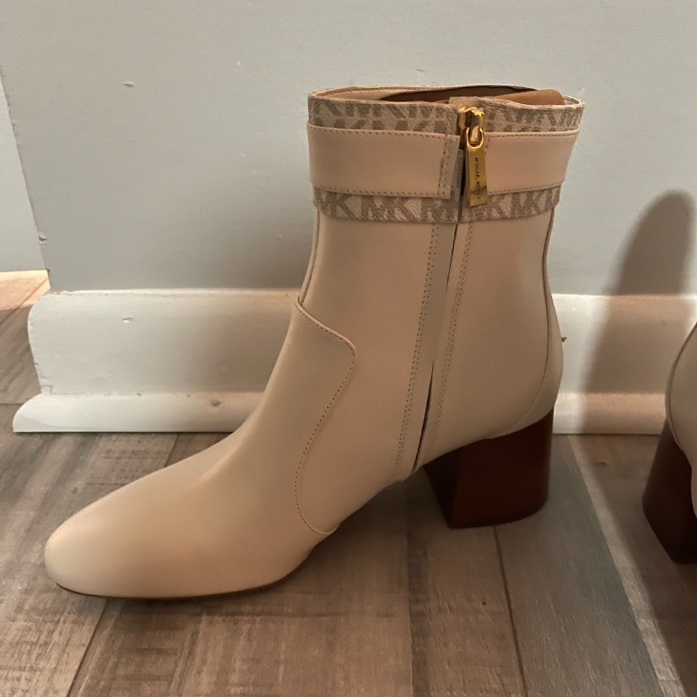 NWOB Michael Kors Cream Ankle Booties Size 9 - Picture 5 of 14